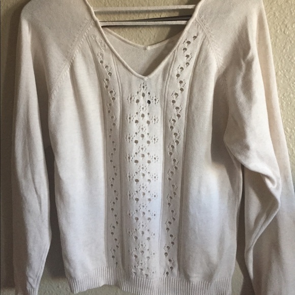 Cream sweater with small crochet design - Picture 4 of 5