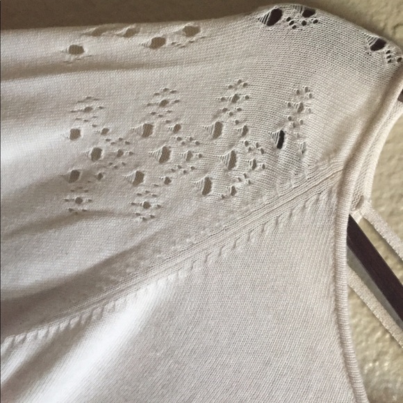 Cream sweater with small crochet design - Picture 5 of 5