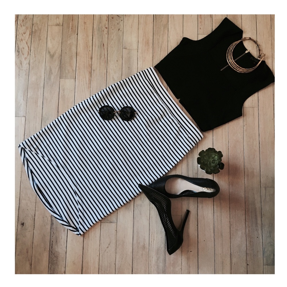 GUESS Black & White Stripe Scoop Skirt