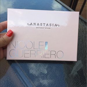 $50 LE Anastasia Beverly Hills x Nicole Guerriero