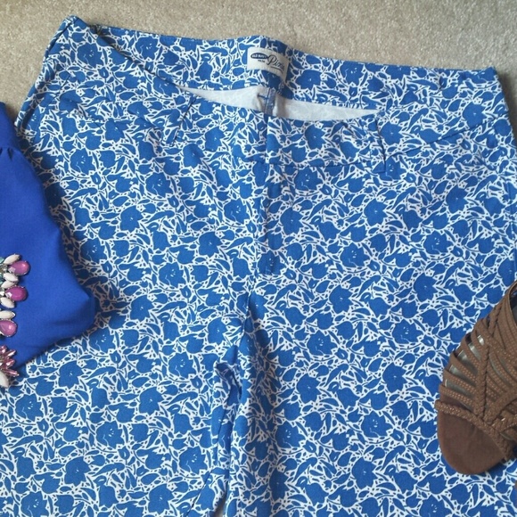 *Old Navy Pixie Ankle Flower Pants* - Picture 3 of 8
