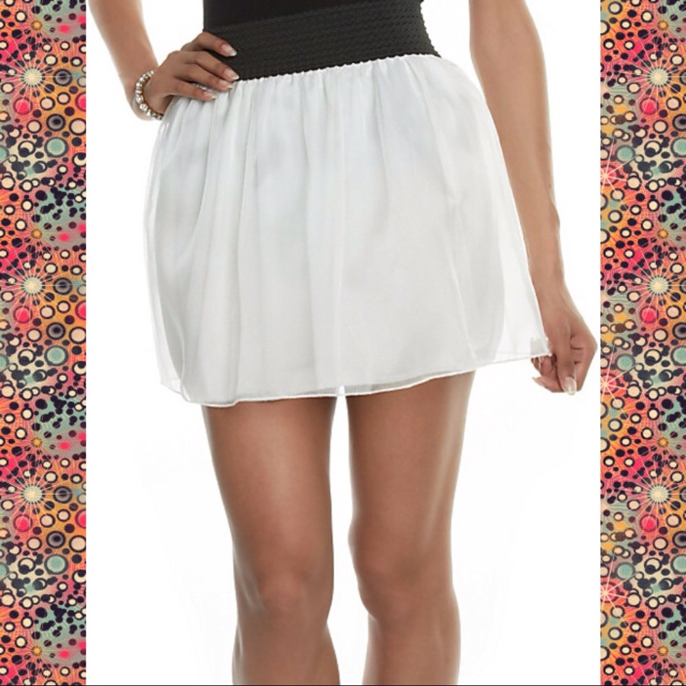 🆑 NWT Ivory Mini Skirt w/Elastic Band