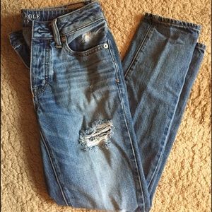 AMERICAN EAGLE distressed boy crop jeans