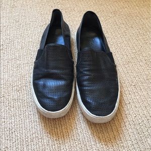 VINCE. Slip-ons