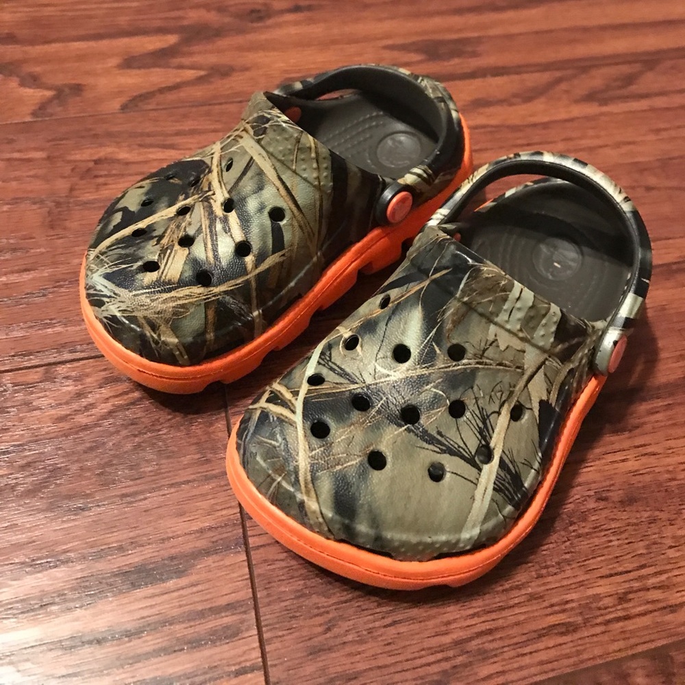 EUC Camo Croc 6/7