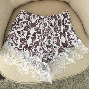 Airy lace shorts