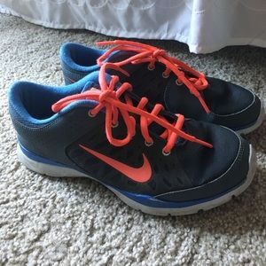 Nike women's tennis shoes
