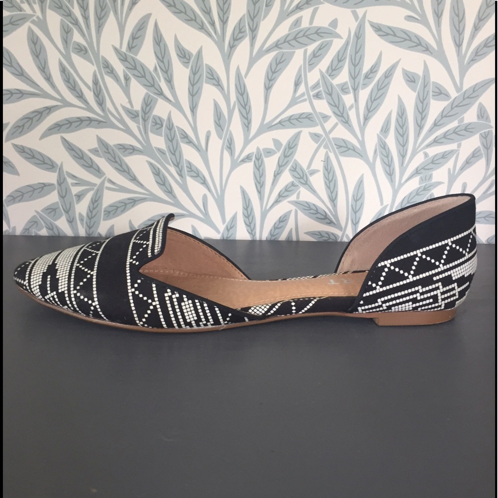 Black and White Flats