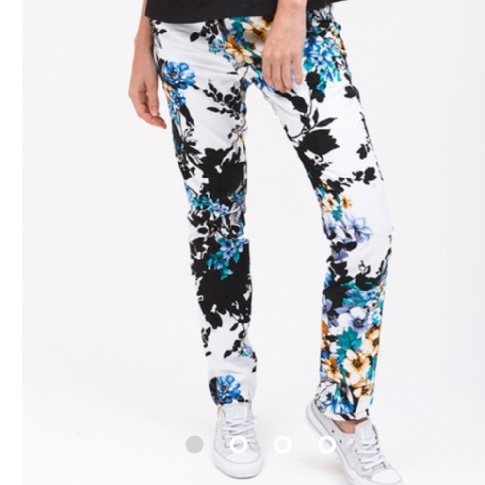 Jaanuu Skinny Legged Floral Scrub Pants🌻