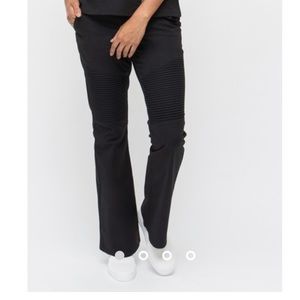 Jaanuu Pintuck Scrub pants!