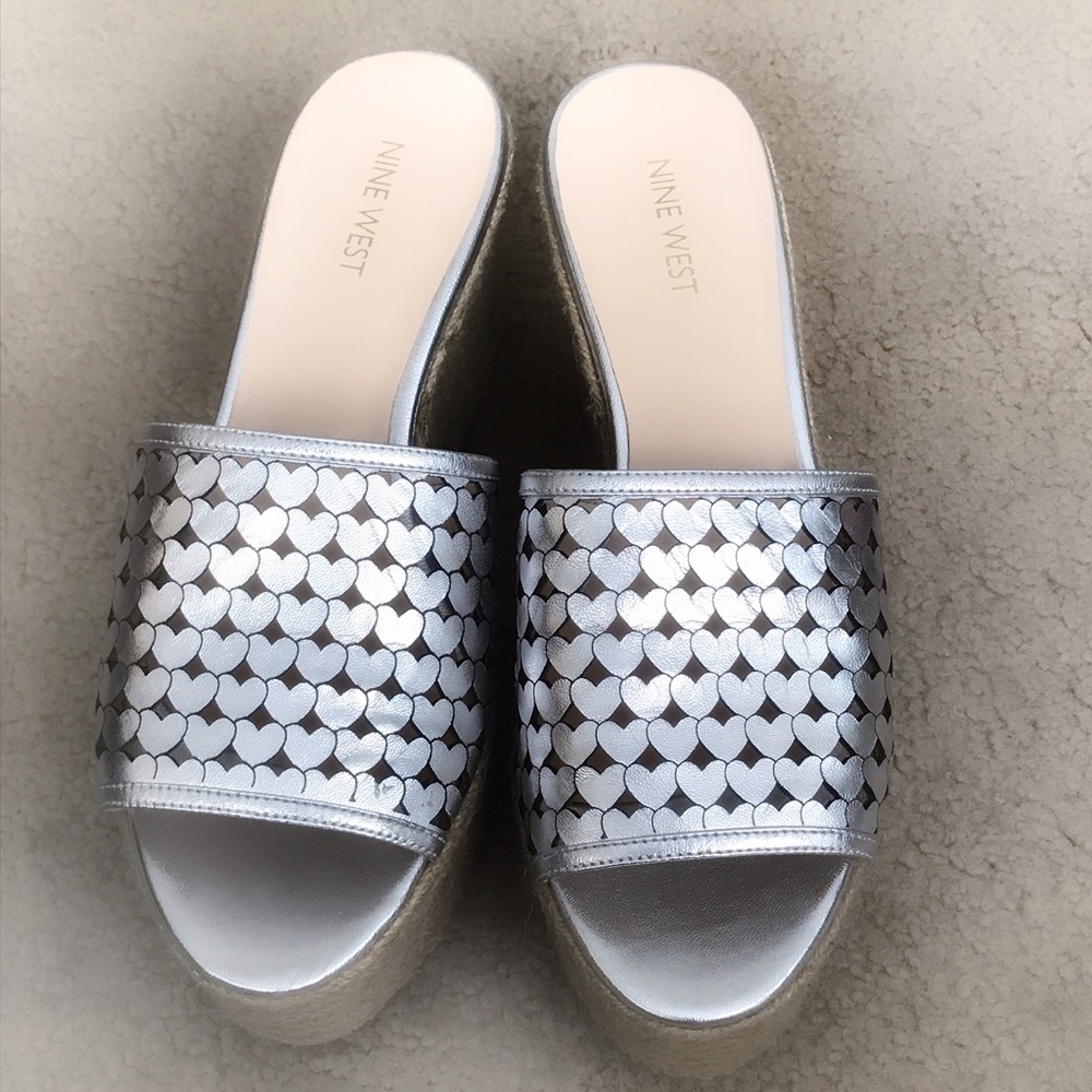 New Never worn. Nine West slip on silver sandal 9m