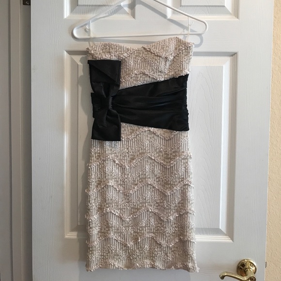 sleeveless cream dress with black bow - Picture 1 of 2