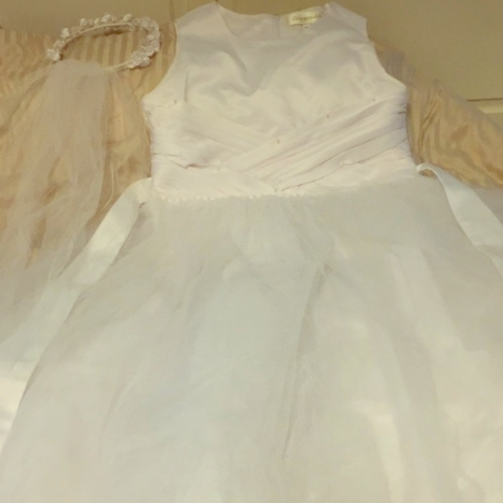 A girl's sleeveless wedding dress