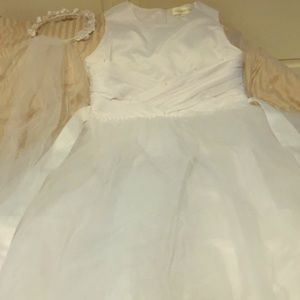 A girl's sleeveless wedding dress