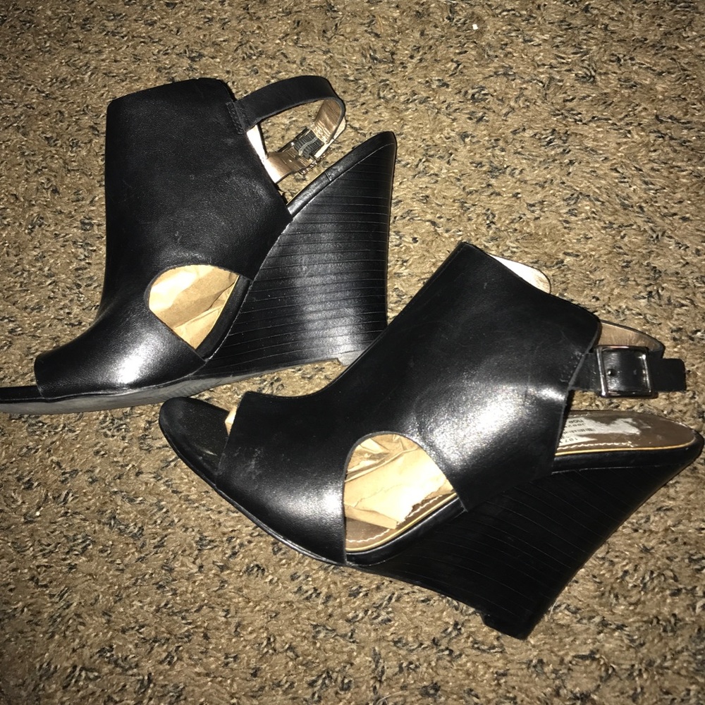 BCBG OPEN TOE STRAP WEDGE