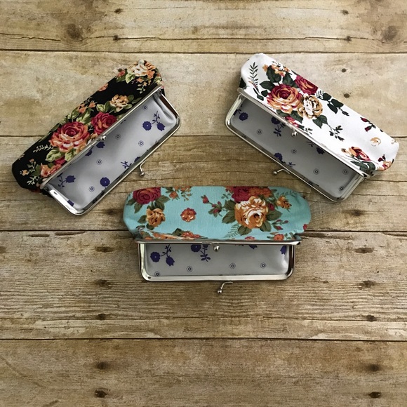 Floral snap top coin purse (only white left). - Picture 2 of 4