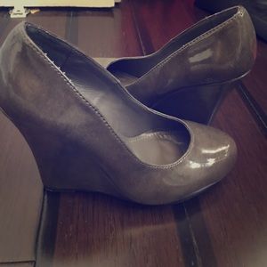 Grayish patent wedges