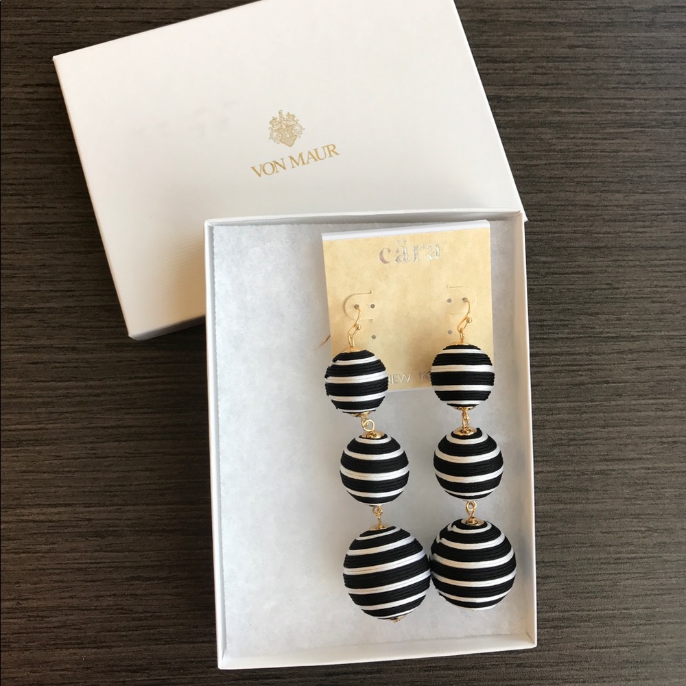 💕New 3-Tiers black and white drop earrings💕