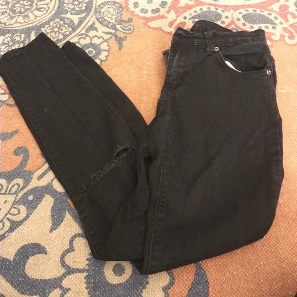 Black skinnys w/ distressed knees