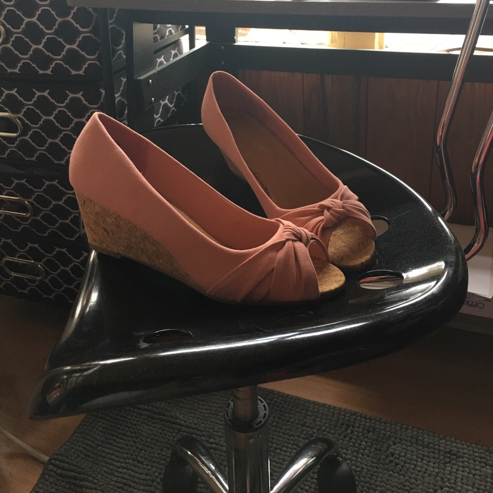New pink wedges