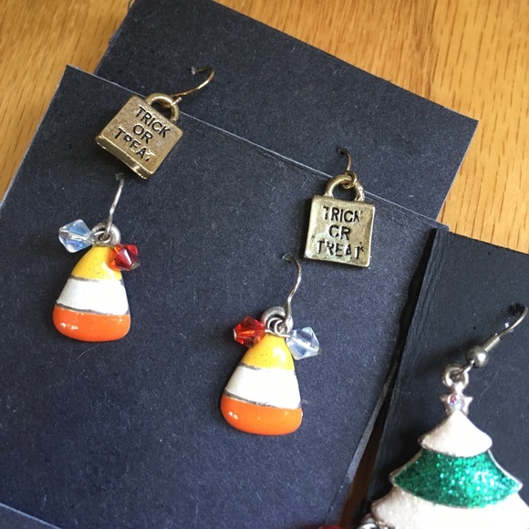 5 Pairs of Holiday Earrings - Picture 2 of 3