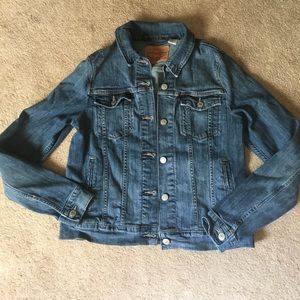 Levi's trucker jacket (needs some help)