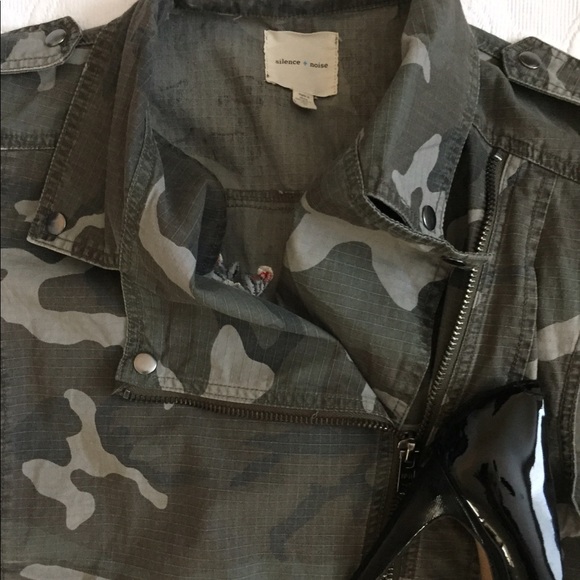 Urban Outfitters Camo Vest - Picture 4 of 7