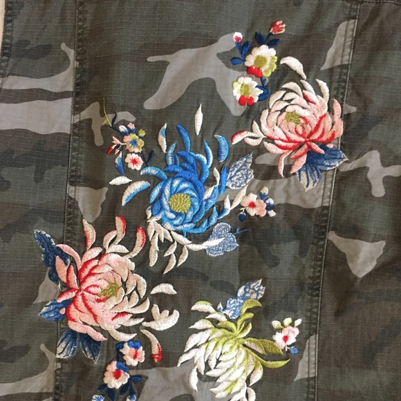 Urban Outfitters Camo Vest - Picture 5 of 7