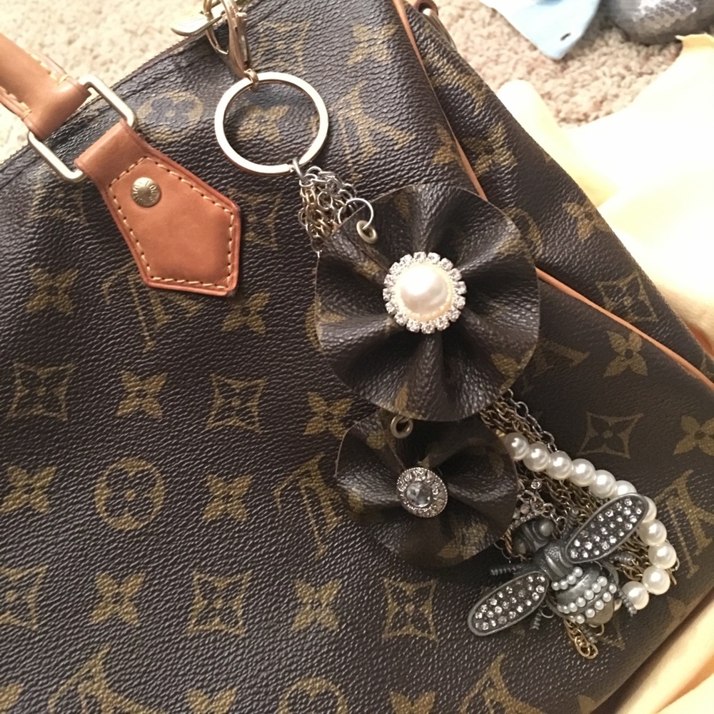 Louis Vuitton • Queen 🐝 keychain •