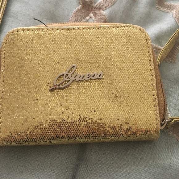 NWOT GUESS Wristlet - Picture 1 of 4