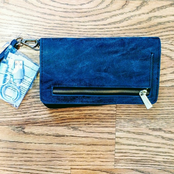 ⬇️🎉🎉 Gray Wristlet with Charger - Picture 2 of 4