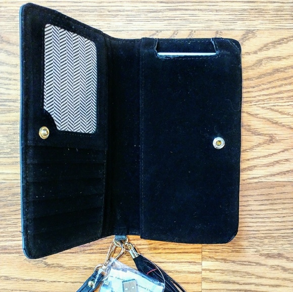 ⬇️🎉🎉 Gray Wristlet with Charger - Picture 3 of 4