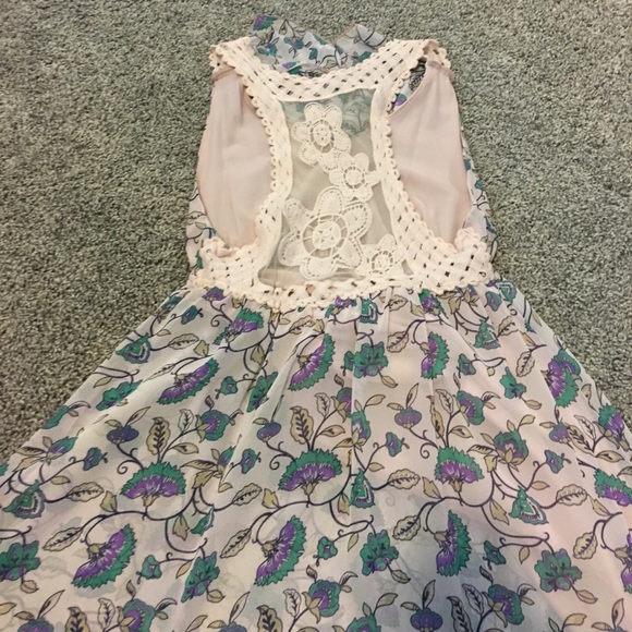 Beautiful floral dress with ruffles in the front - Picture 2 of 2