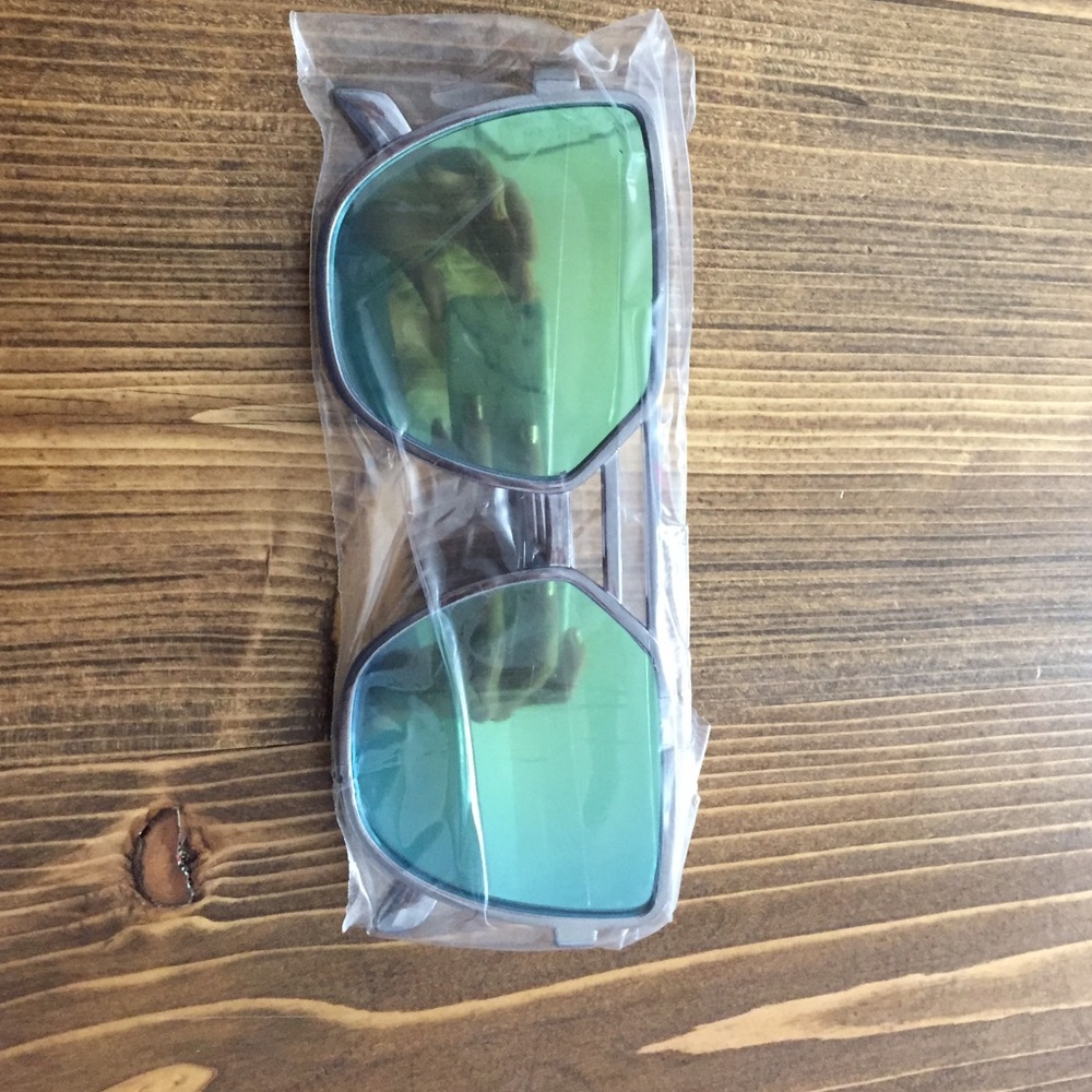 SALE💕💕 New in packaging mirrored sunglasses