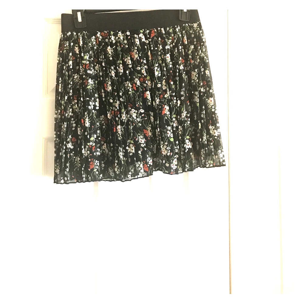 Black printed pleated skirt