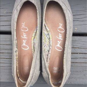 TOMS ballerina flats.