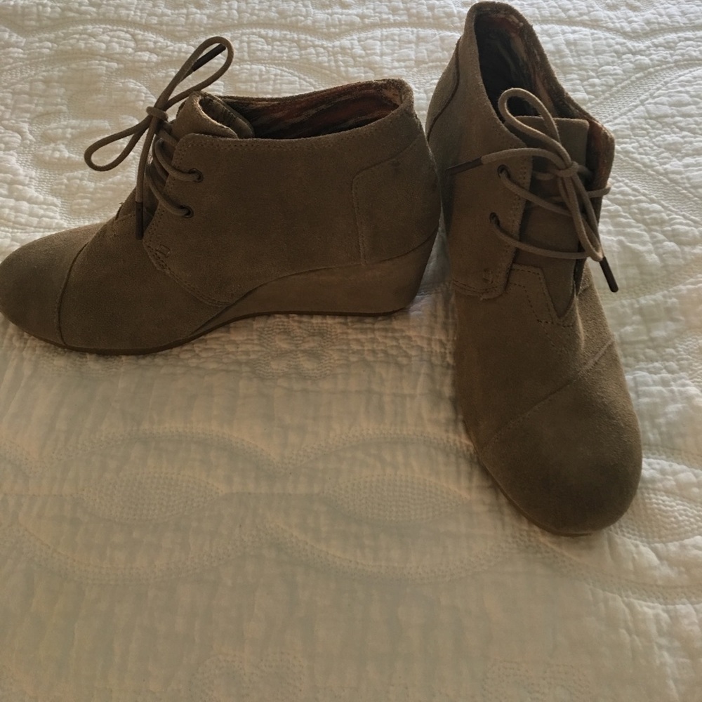 Time Suede Wedges in Color Dessert Tan