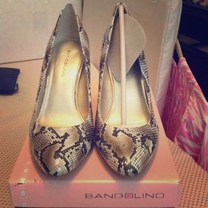 Women's Bandolino brand new in box Snakeskin Pumps
