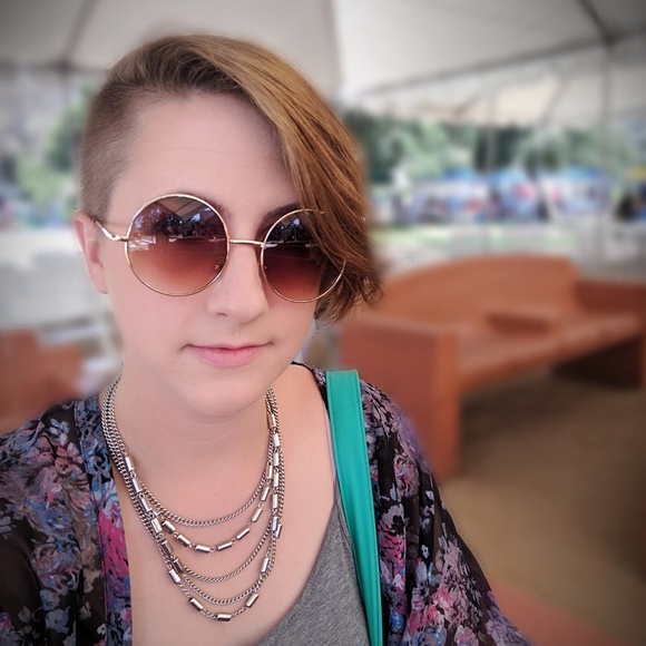 Meet your Posher, Heather - Picture 2 of 2