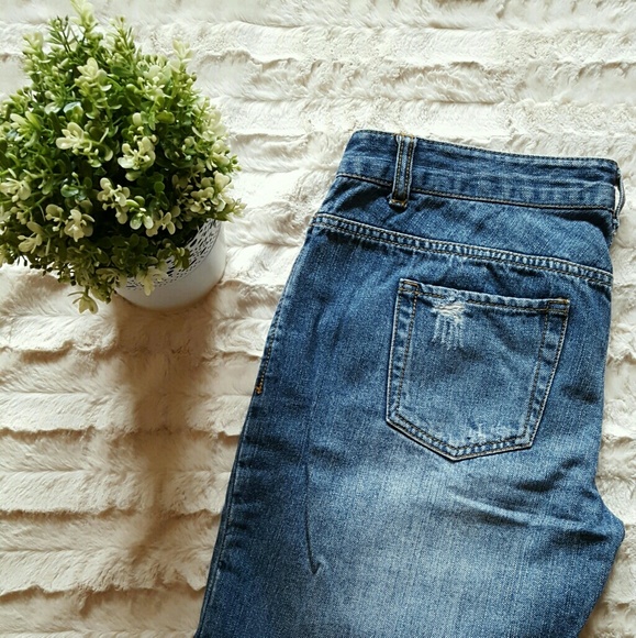 Distresses Boyfriend Jeans - Picture 2 of 5