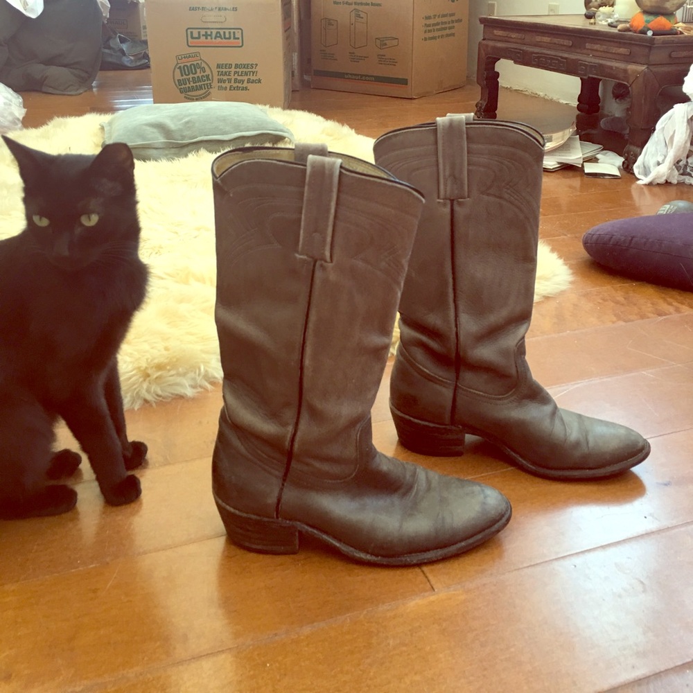 Grey Frye cowgirl boots. Lots of life left.👢