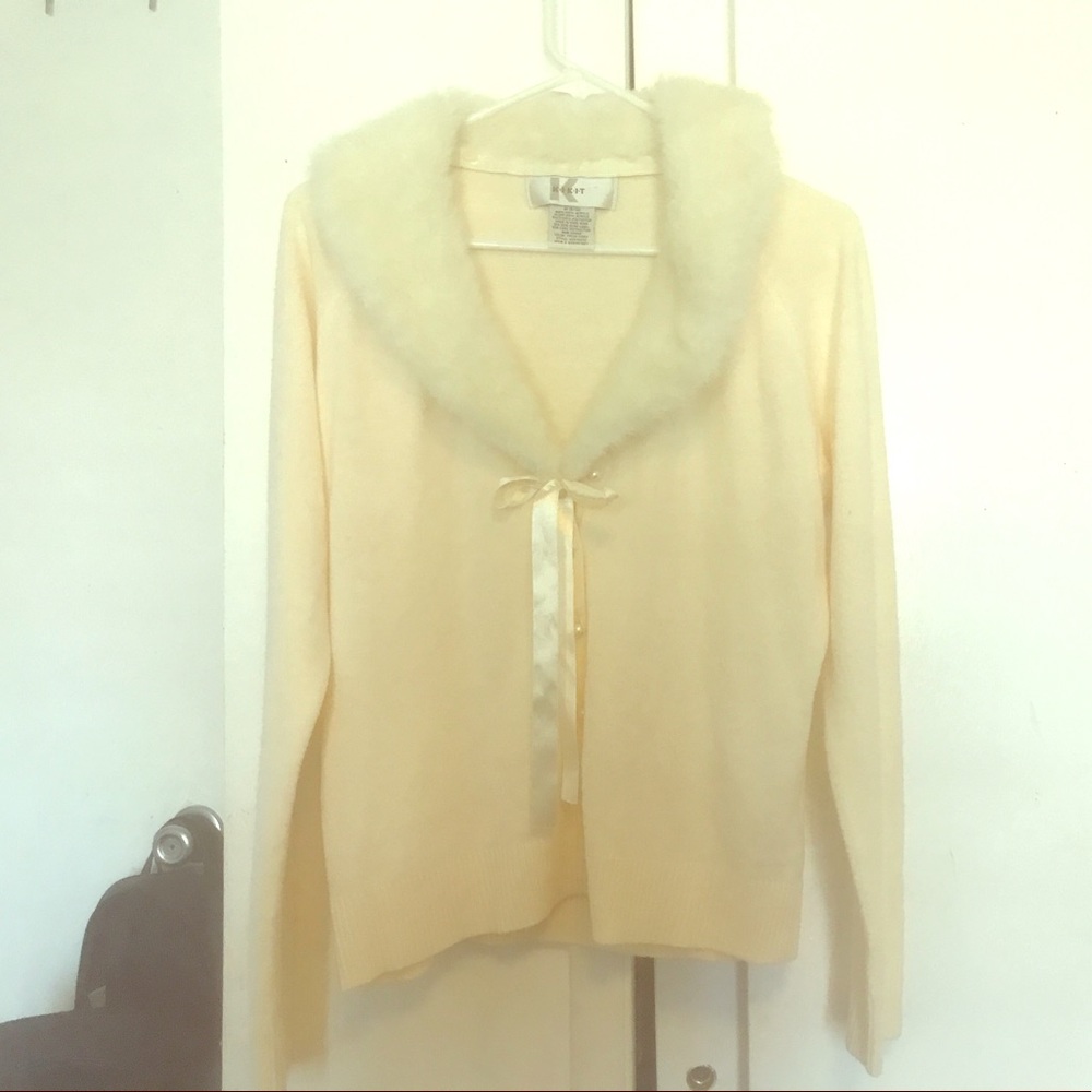 Medium (8/10) Cream colored cardigan with faux fur