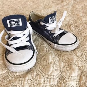 Toddler sz 9 navy converse low top all stars