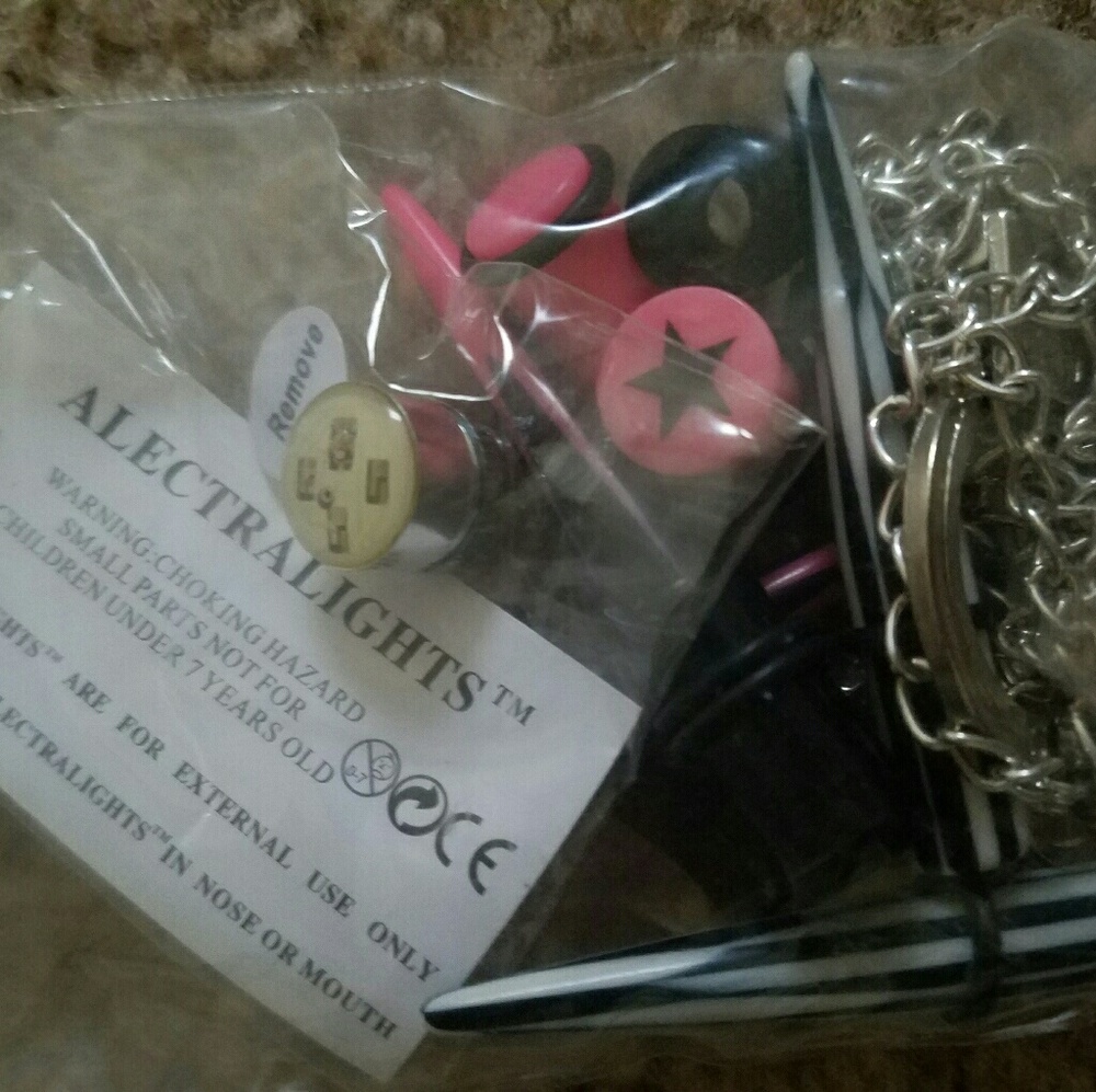 3 Pairs 00 Guage Earrings w/Handcuff necklace