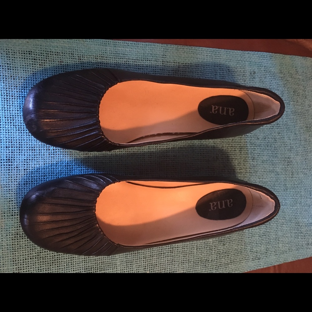 NWOT! Black flats with a small heel!