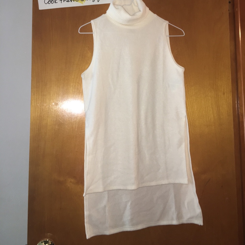 Sleeveless turtle neck side slit high low top