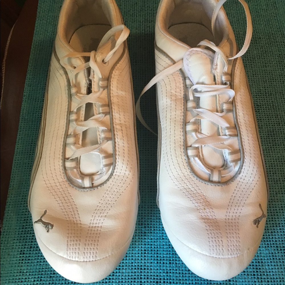 White puma tennis shoes