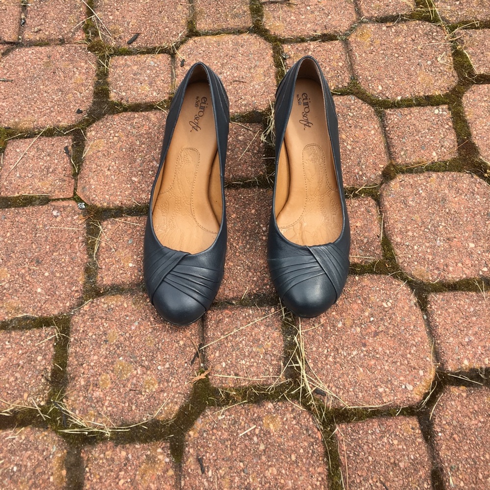 Navy heels