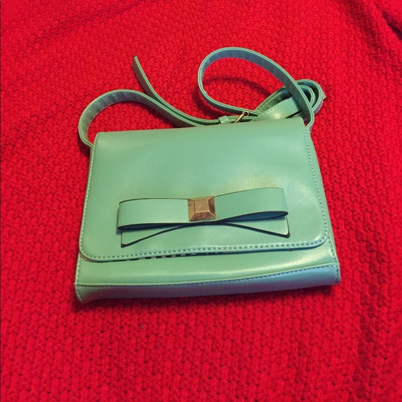 Is a small bag where you can carry what you Need - Picture 1 of 3