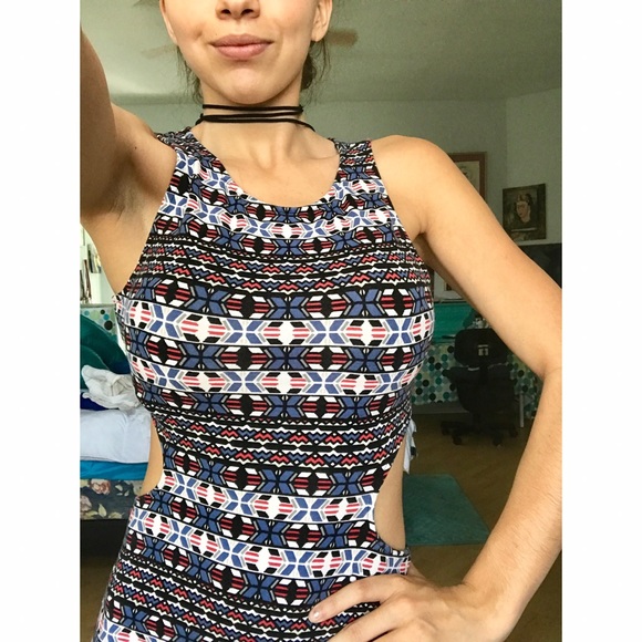 🌟GEOMETRIC PRINT CUT OUT DRESS 🌟 - Picture 2 of 5